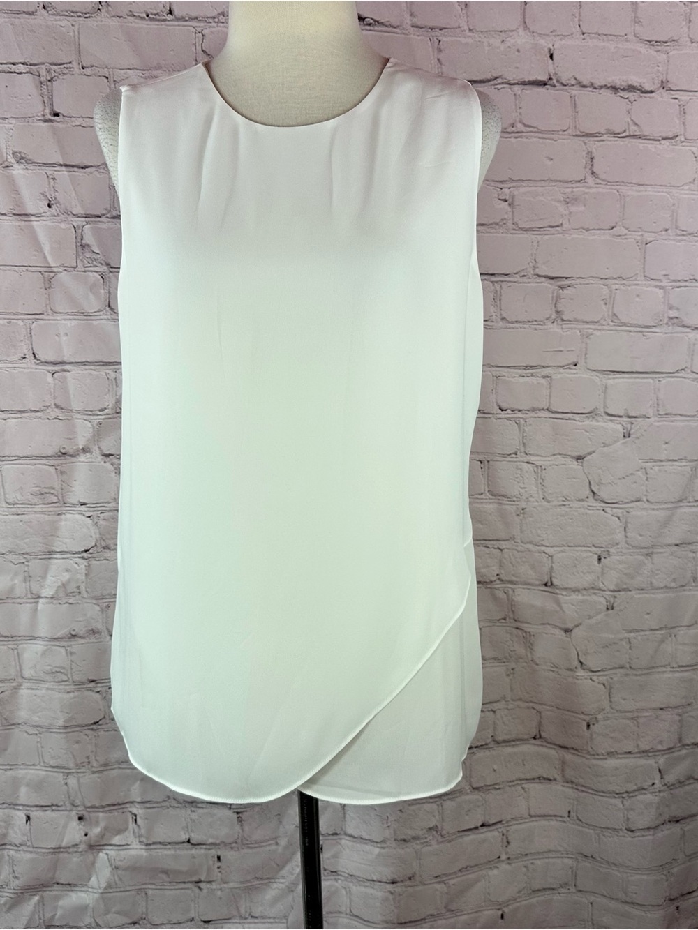 Chico's (1) White Sleeveless Asymmetrical Hem Blouse women M flowy sheer layer
